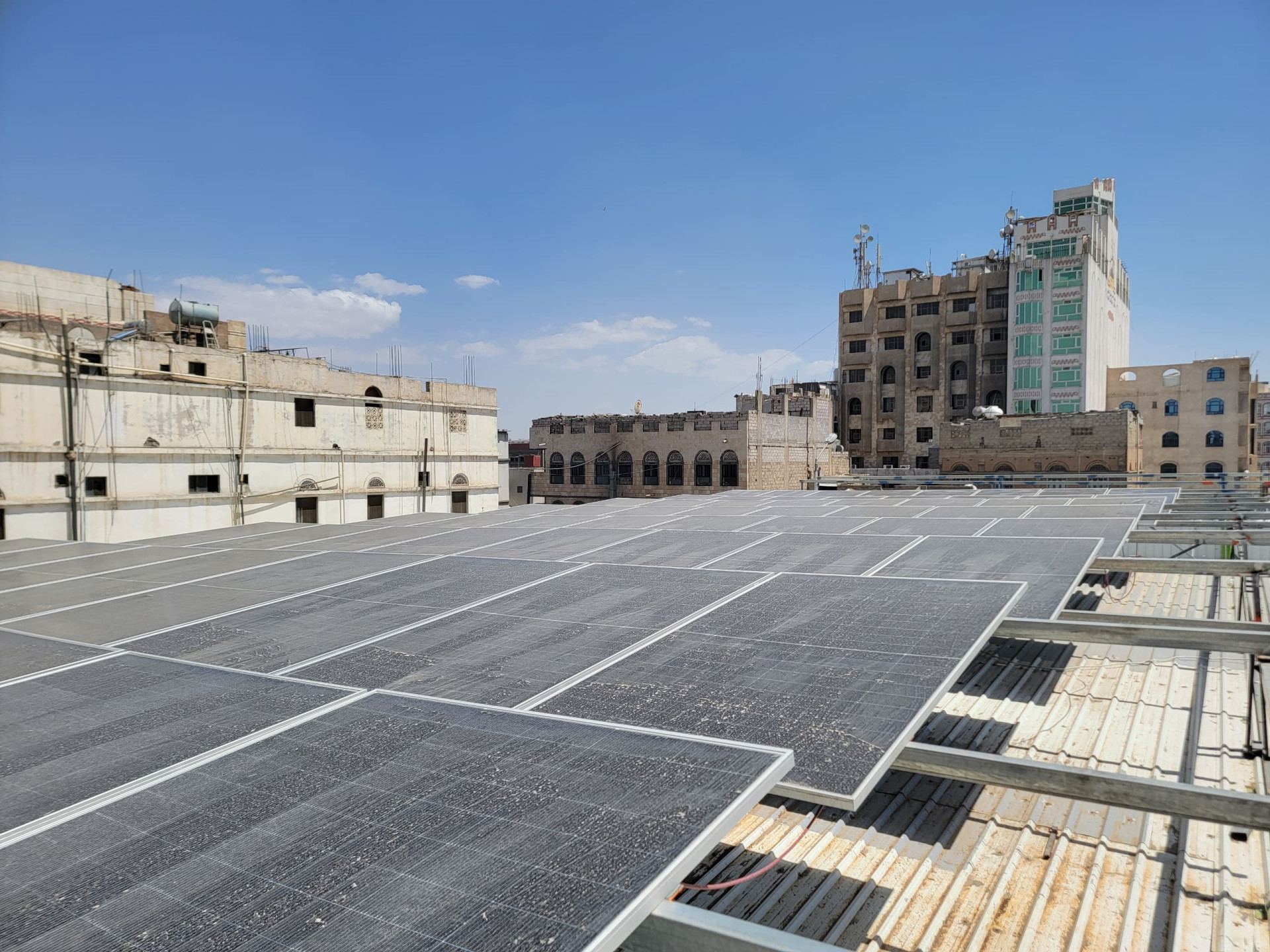 تركيب وتشغيل منظومة طاقة شمسية هجينة بقدرة 50 كيلووات –  صنعاء، اليمن/ العميل: مطعم تاج القيصر