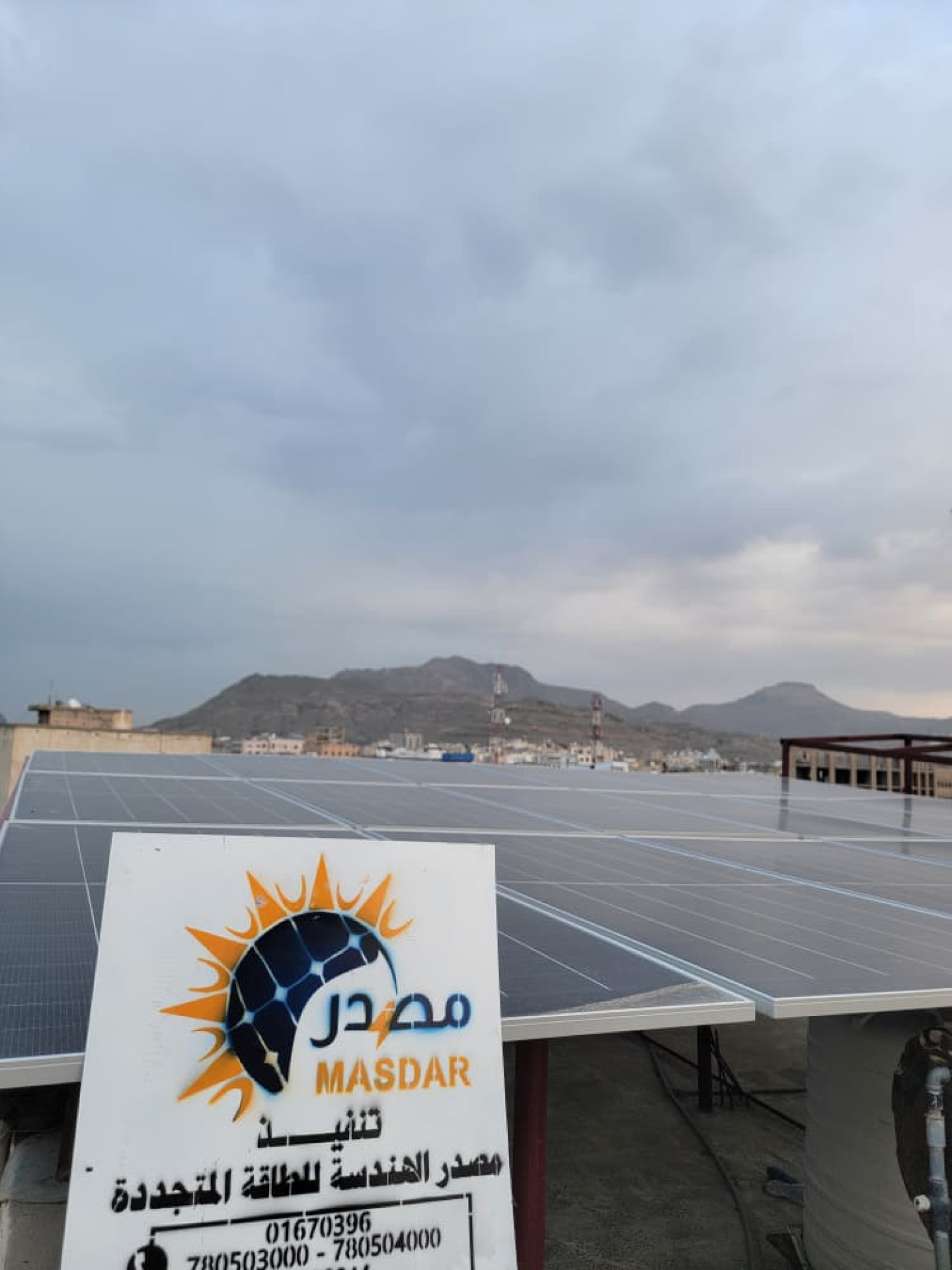 تركيب وتشغيل منظومة هجينة Deye بقدرة 16 كيلووات مع بطاريات رفوف 30 كيلووات ساعة – صنعاء، اليمن / العميل: فندق سما دبي