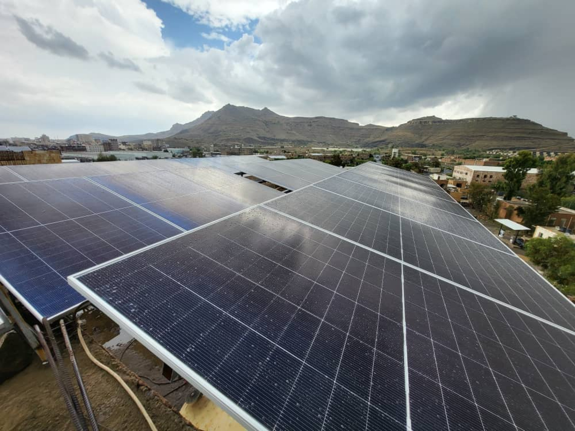 تركيب وتشغيل منظومة هجينة Deye بقدرة 18 كيلووات مع تخزين ليثيوم 20 كيلووات ساعة – شارع تعز، صنعاء، اليمن العميل: مركز د. سحر العودي